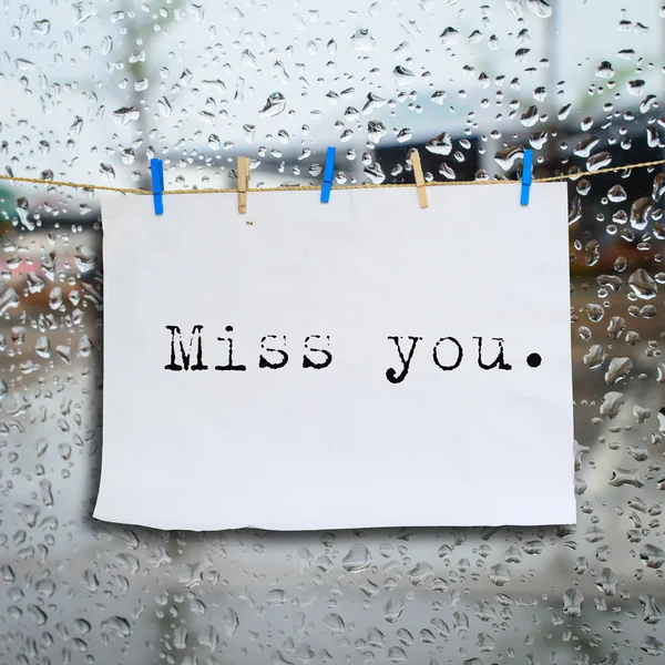 Bırak MIRR giyim peg ve kırpma yolu üzerinde yağmur ile kağıt notları — Stok fotoğraf