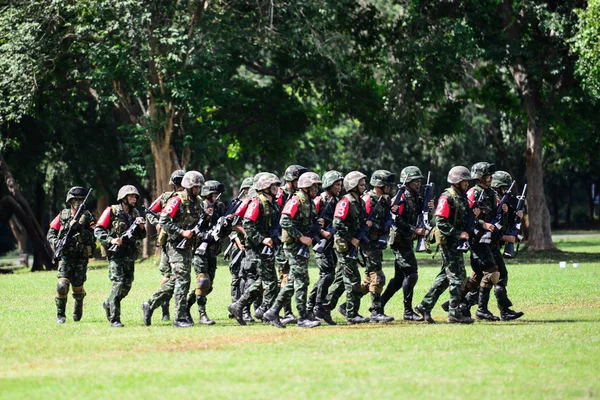 FORT THANARAT, PRACHUBKIRIKHAN-25 NOVEMBRE 2013 : endura militaire — Photo