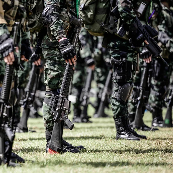 Vojáci wih zbraně — Stock fotografie