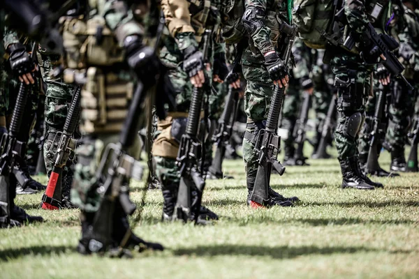 Des soldats armés de fusils — Photo