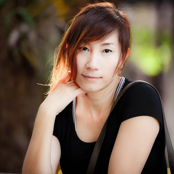 Güzel Asyalı kadın parkta düşünüyorum — Stok fotoğraf