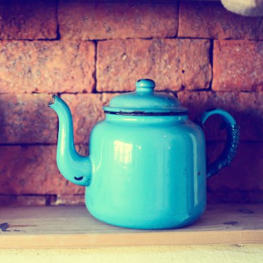 Beyaz ve mavi retro çay potu raf ve tuğla duvar