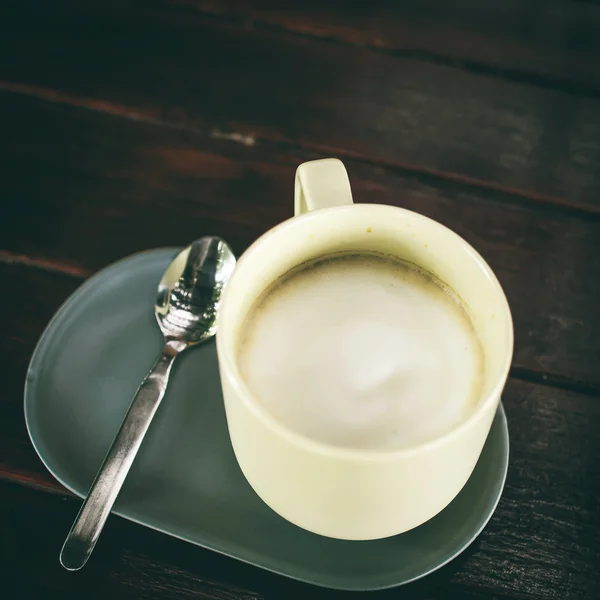 Una taza de café sobre una mesa blanca con efecto filtro retro —  Fotos de Stock