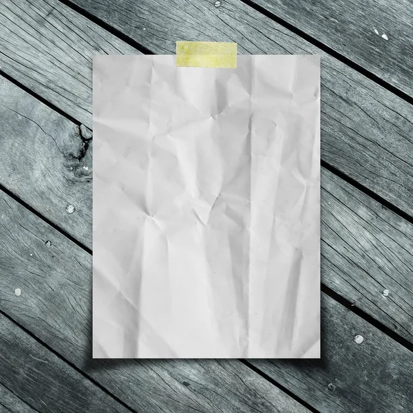 Puste zmięty papier na drewniane tła — Zdjęcie stockowe