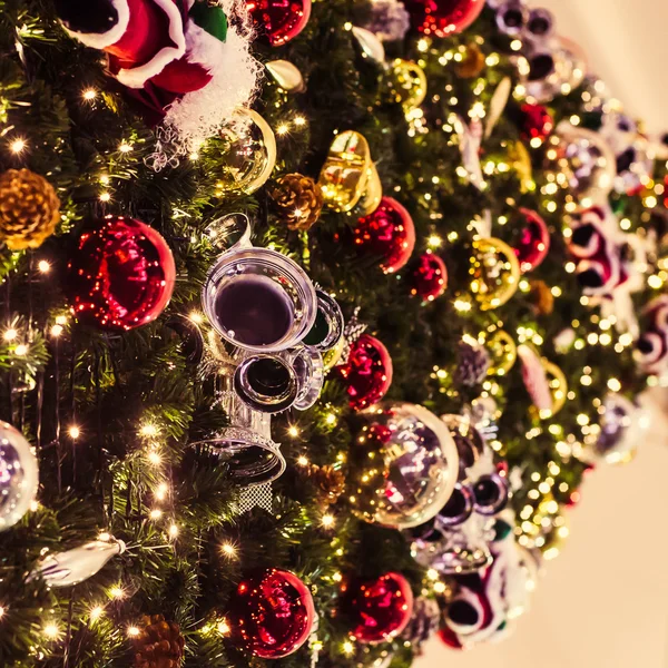 Dekorerad julgran med retro filtereffekten. — Stockfoto