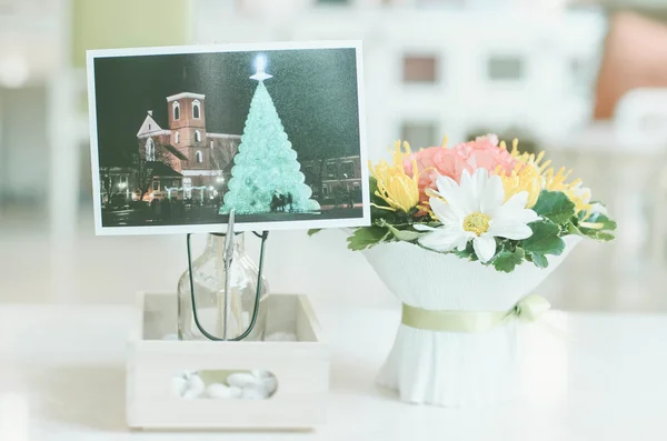 Blumenstrauß und Weihnachtspostkarte mit Retro-Filtereffekt — Stockfoto