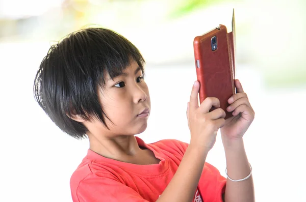 Asiatisk tjej med mobiltelefon kamera — Stockfoto