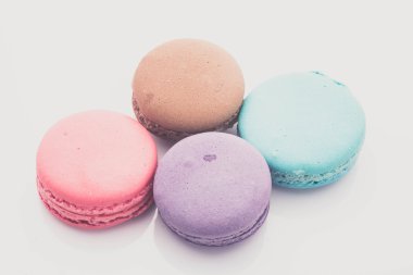 Beyaz arka plan üzerinde izole renkli acıbadem kurabiyesi yığını