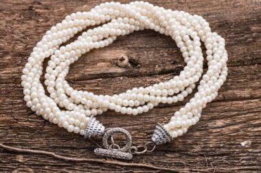 kopya alanı ahşap zemin üzerine inci kolye