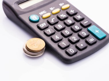 Tay sikke ve hesap makinesi beyaz izole kavramı para yönetmek