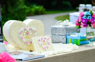 düğün günü için tablo üzerinde tatlı hediye kutusu kalp şekli.