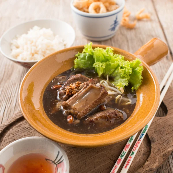 Costillas de cerdo tradicionales sopa clara con hierba china y arroz . —  Fotos de Stock