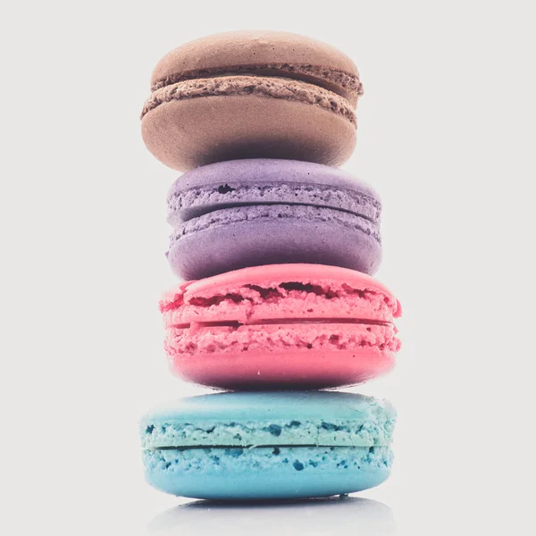 Pilha de macaroon colorido isolado no fundo branco — Fotografia de Stock