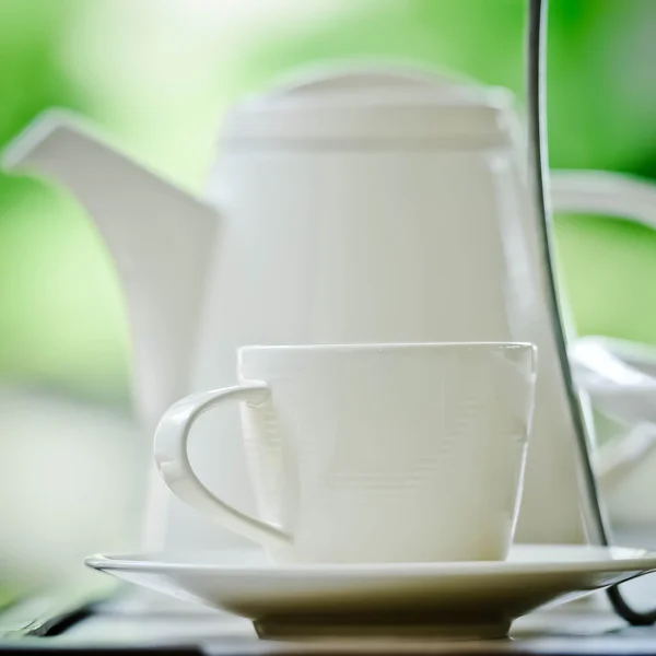 Teezeit im Garten mit Retro-Filtereffekt — Stockfoto