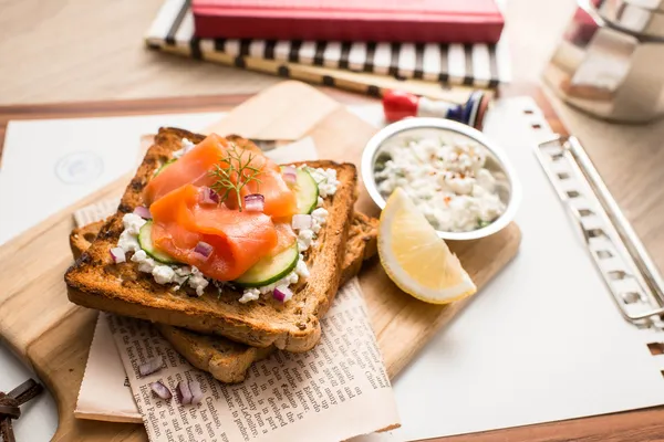 Salmón ahumado con pepino sobre pan tostado decorado con jalá vieja — Foto de Stock