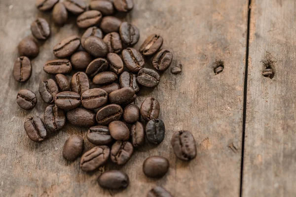 Chicco di caffè su sfondo di legno con luce naturale . — Foto Stock