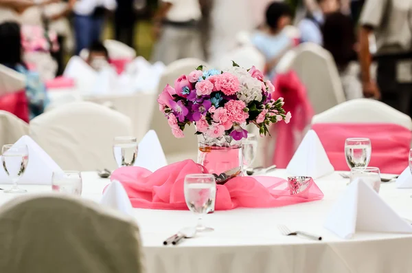 Wedding flowers - tables set for fine dining — Stock Photo, Image