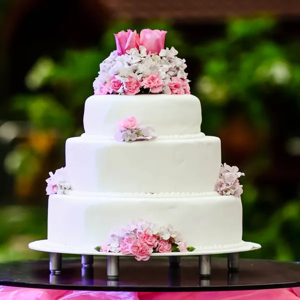 白色四层的婚礼蛋糕在桌子上 — 图库照片#