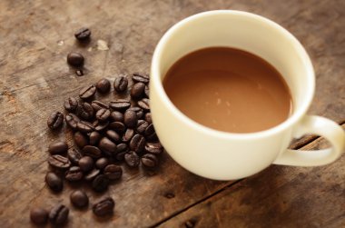 fincan kahve ve kahve çekirdeği doğa m ahşap zemin üzerine