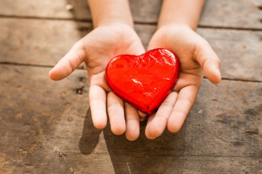 çocuğun elinde kırmızı kalp아이의 손에 빨간 하트
