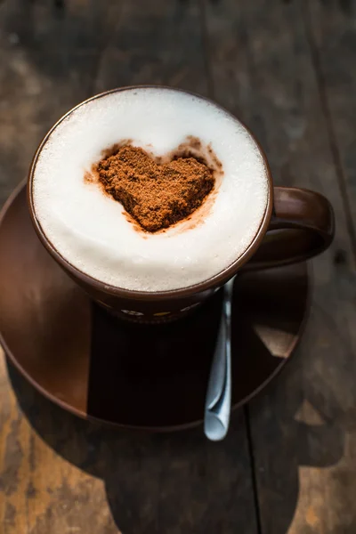 Primo piano di deliziosa cioccolata calda con gocce di cioccolato e — Foto Stock