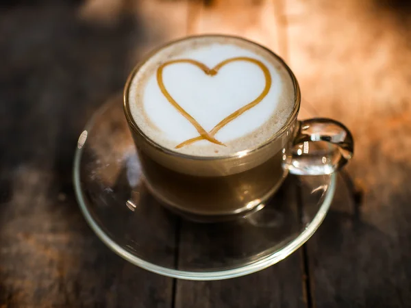 Forma di cuore su caffè cremoso con luce naturale . — Foto Stock