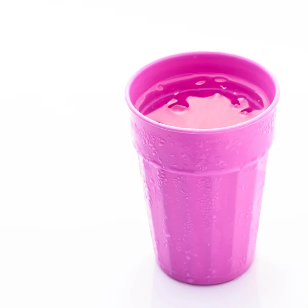 Pink plastic mug with water drop on white background — Stock Photo, Image