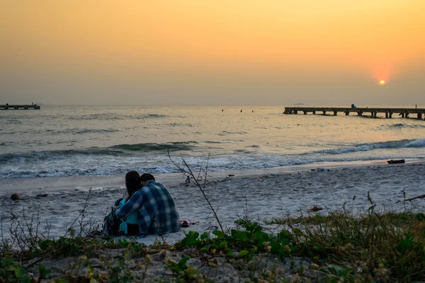 Casal desfrutando de um nascer do sol romântico . — Fotografia de Stock