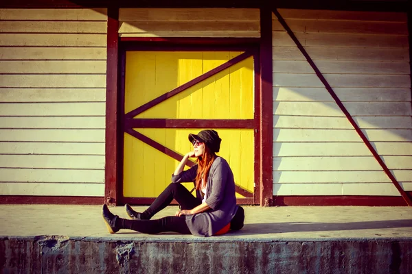 Mujer bonita y fondo de madera vintage con luz solar . —  Fotos de Stock