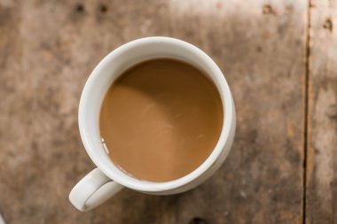 fincan kahve ve kahve çekirdeği doğa m ahşap zemin üzerine