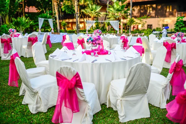 Romantic set up dinner table set for wedding dinner — Stock Photo, Image