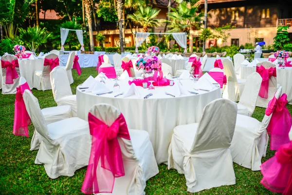 Romântico configurar mesa de jantar conjunto para o jantar de casamento — Fotografia de Stock