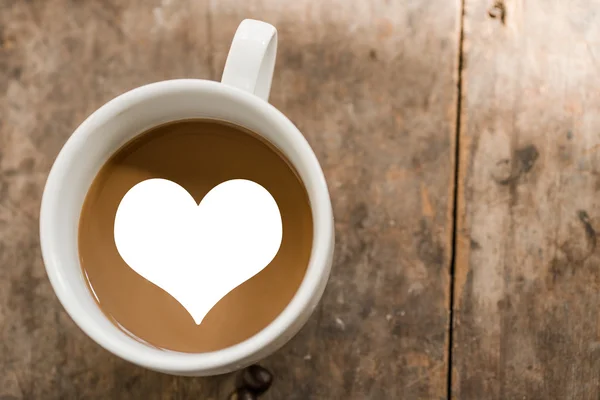 Tasse Liebeskaffee auf hölzernem Hintergrund mit Naturlicht. — Stockfoto