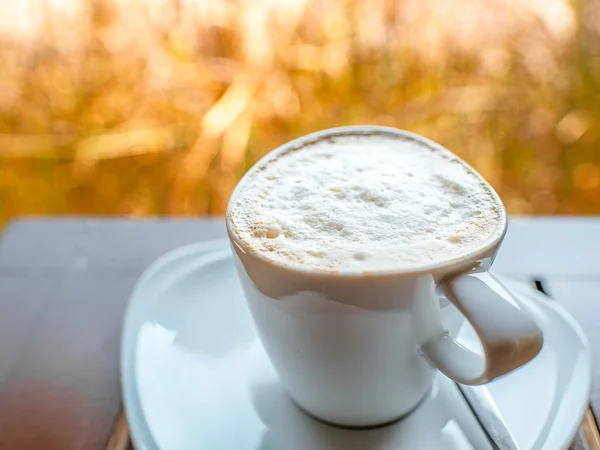 Café con leche caliente con fondo bokeh —  Fotos de Stock