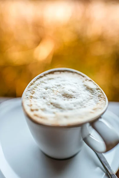 Café con leche caliente con fondo bokeh —  Fotos de Stock