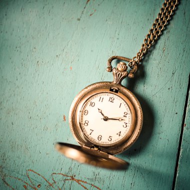 Mavi ahşap zemin üzerinde eski stil cep saati