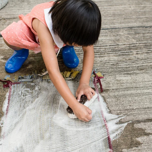 Ragazza lavaggio all'aperto . — Foto Stock