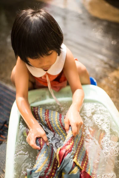 女の子の屋外を洗う. — ストック写真