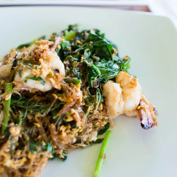 Vermicelli fritti di gamberetti sul piatto — Foto Stock