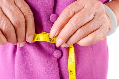 kadın kıdemli beline santimetre ile ölçme