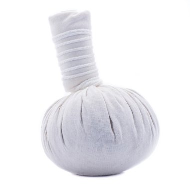 Bitkisel masaj topları üzerinde beyaz izole.