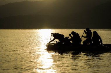 Tayland askerleri satırları tekneler pranburi Barajı, Tayland'ın bir kanalı