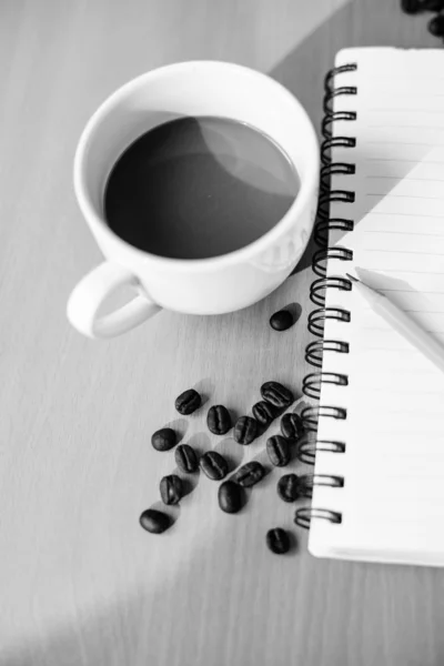 Üres notebook kávé-kupa, fa háttér — Stock Fotó