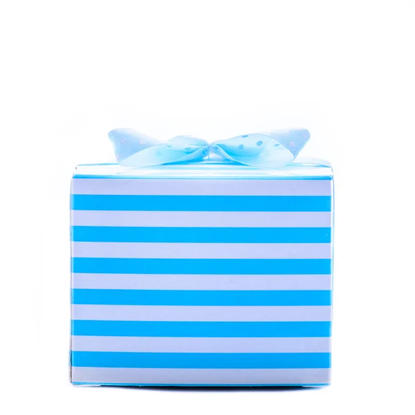 Caja de regalo blanca y azul sobre fondo blanco — Foto de Stock