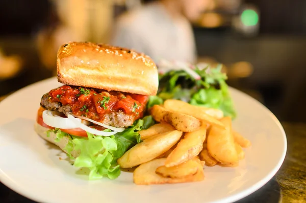 Hamburguesa gourmet con queso en el restaurante, Top views — Foto de Stock