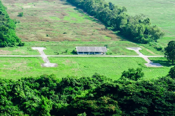 Hubschrauberlandeplatz auf der grünen Wiese. — Stockfoto