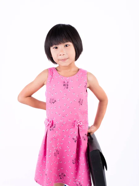 सफेद पीठ पर अलग ब्रीफकेस के साथ गुलाबी पोशाक में छोटी लड़की — स्टॉक फ़ोटो, इमेज
