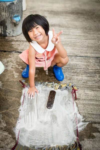 Girl washing outdoor. — Φωτογραφία Αρχείου