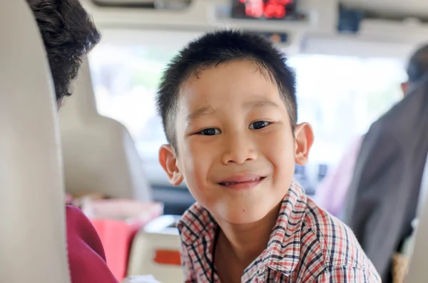車の中で少し笑みを浮かべてアジア少年のポートレート — ストック写真