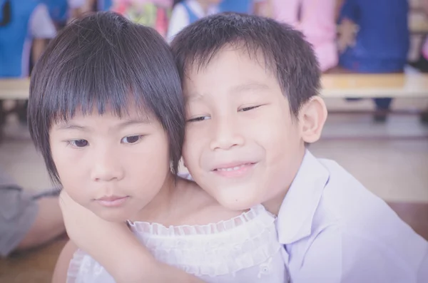 Bror krama sin syster med kärlek — Stockfoto